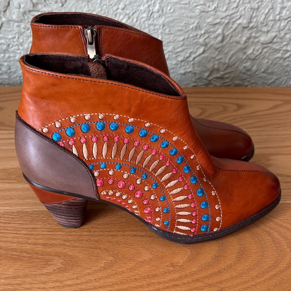 L’Artiste boot size 39 like new condition.
